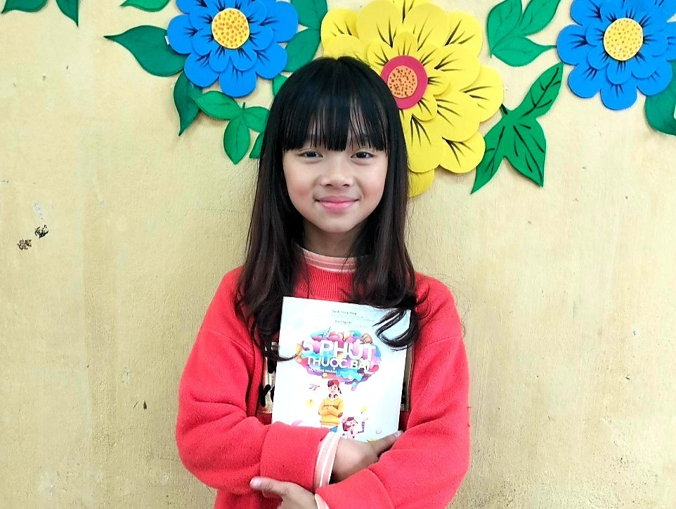 Bùi Tuệ Lâm gây ấn tượng bởi dáng người nhỏ nhắn cùng khuôn mặt rạng rỡ.