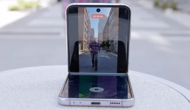 Chế độ linh hoạt trên Galaxy Z Flip4 khi người dùng mở ứng dụng máy ảnh và gập màn hình một nửa.