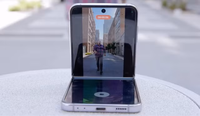 Chế độ linh hoạt trên Galaxy Z Flip4 khi người dùng mở ứng dụng máy ảnh và gập màn hình một nửa. Chế độ linh hoạt trên Galaxy Z Flip4 khi người dùng mở ứng dụng máy ảnh và gập màn hình một nửa.