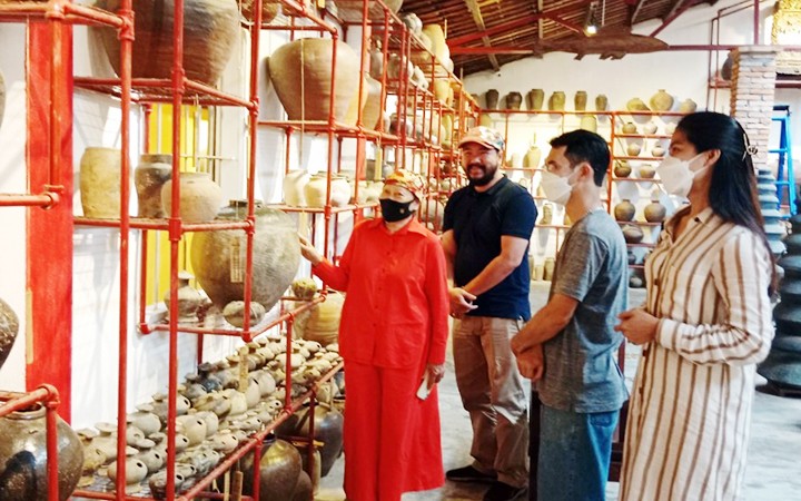 Giáo sư, Tiến sĩ Thái Kim Lan (áo đỏ), người sáng lập Bảo tàng gốm cổ sông Hương. Giáo sư, Tiến sĩ Thái Kim Lan (áo đỏ), người sáng lập Bảo tàng gốm cổ sông Hương.