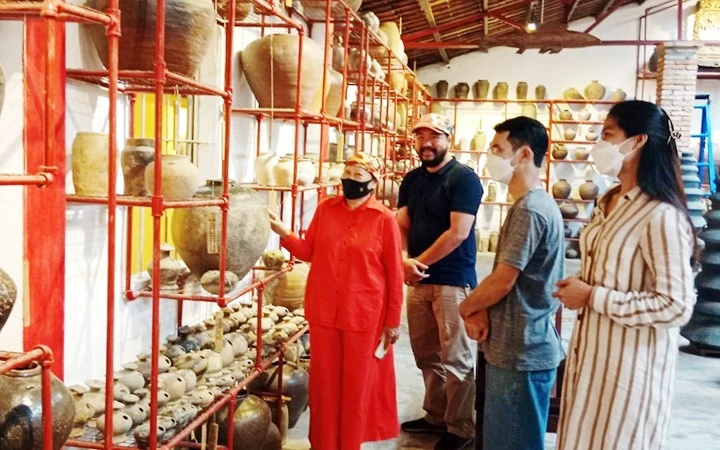 Giáo sư, Tiến sĩ Thái Kim Lan (áo đỏ), người sáng lập Bảo tàng gốm cổ sông Hương.