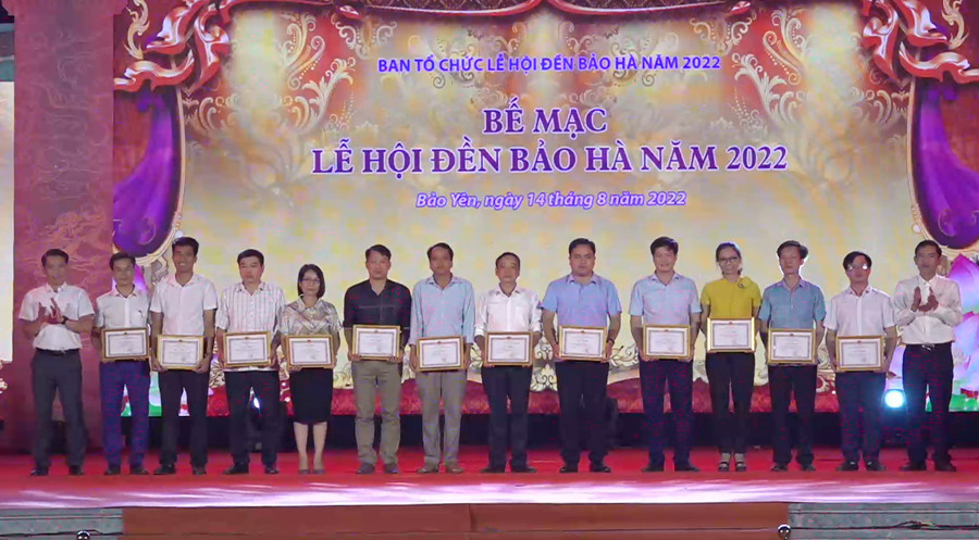 Khen thưởng các tập thể có thành tích xuất sắc trong công tác tổ chức và phục vụ lễ hội. Trao giải Nhất cuộc thi “Mâm lễ dâng Ông” cho các đội thi bản Bảo Vinh, Lâm Sản, Bùn 4. Trao giải cuộc thi bóc quế. Trao giải Nhất môn cờ tướng.