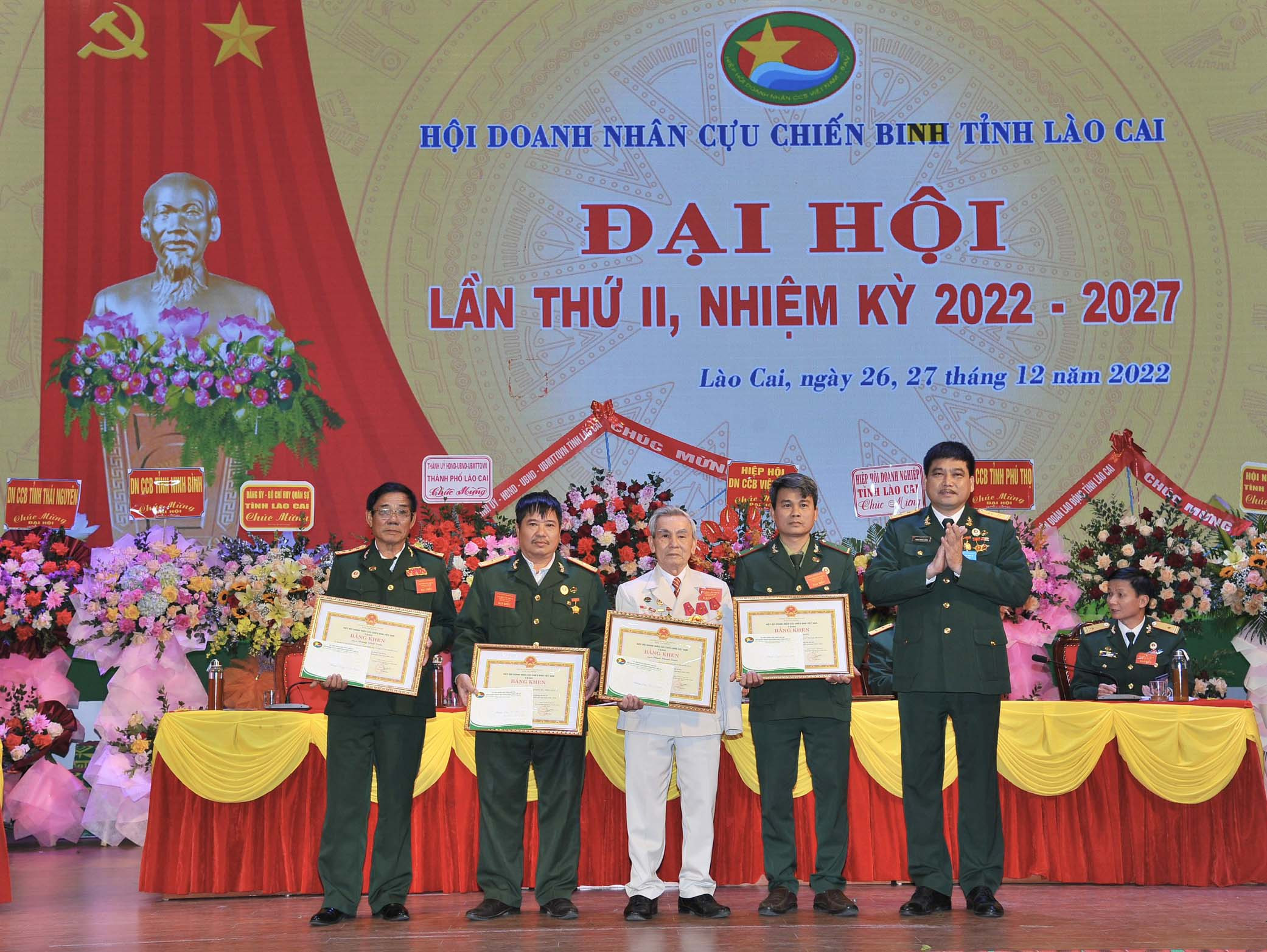 Hiệp hội Doanh nhân Cựu chiến binh Việt Nam khen thưởng các tập thể, cá nhân có thành tích xuất sắc trong các phong trào thi đua và xây dựng tổ chức hội vững mạnh.