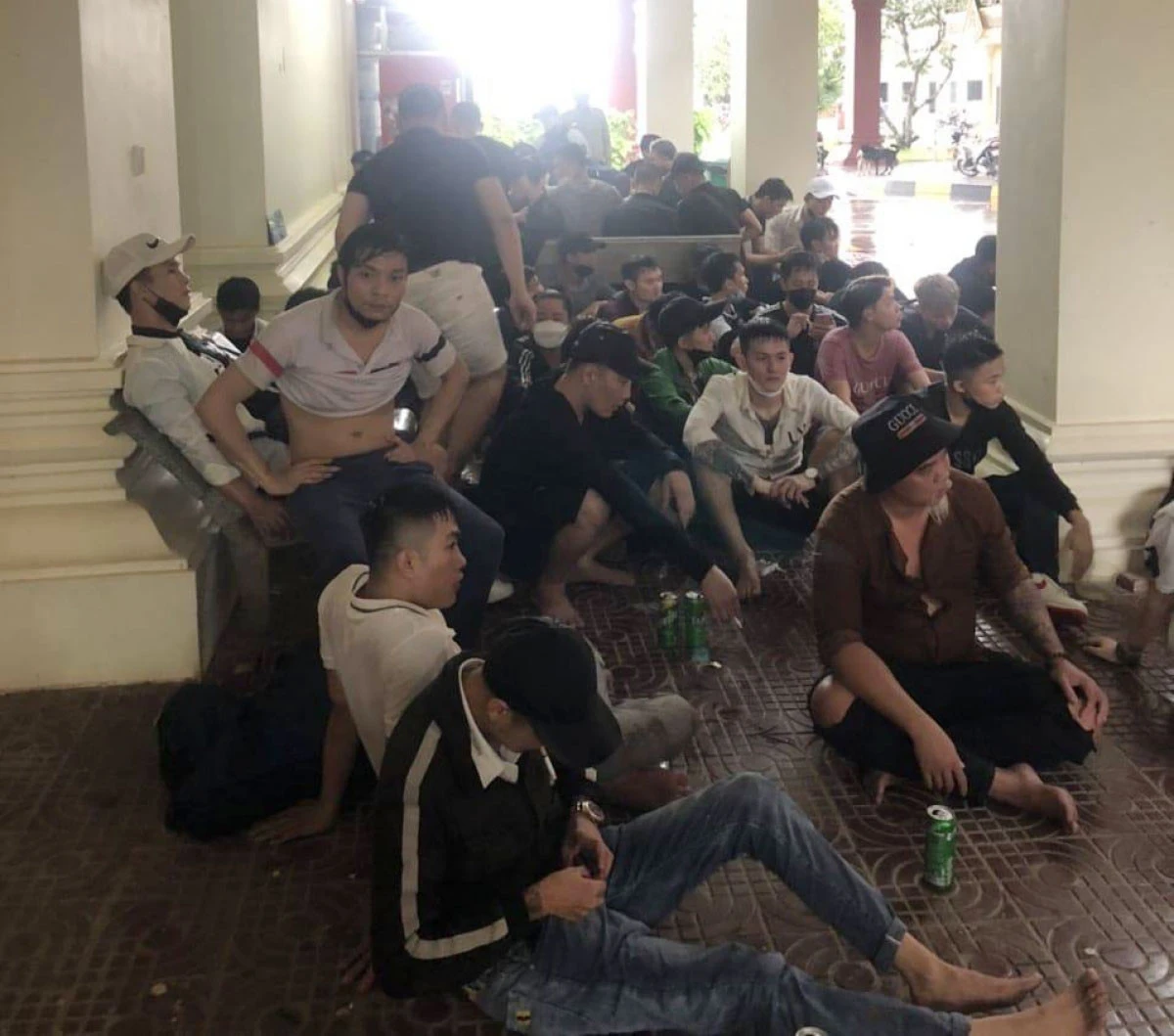 Các nạn nhân trốn chạy khỏi casino đang tập trung tại khu vực cửa khẩu. Các nạn nhân trốn chạy khỏi casino đang tập trung tại khu vực cửa khẩu.