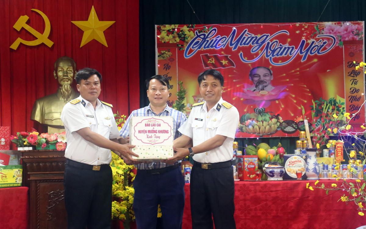 Thượng tá Phạm Văn Thọ, Phó Chính ủy Lữ đoàn 146 trao quà tết cho cán bộ, chiến sỹ đảo Song Tử Tây. Trao quà cho đại diện chùa Song Tử Tây. Trao quà cho đại diện Nhân dân xã Song Tử Tây. Phóng viên Báo Lào Cai trao quà cho cán bộ, chiến sỹ đảo Song Tử Tây.