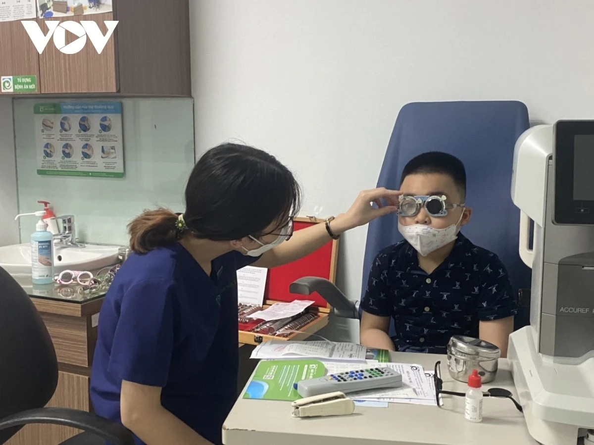 Nhiều trẻ phải đi khám mắt sau thời gian học online kéo dài ảnh 1