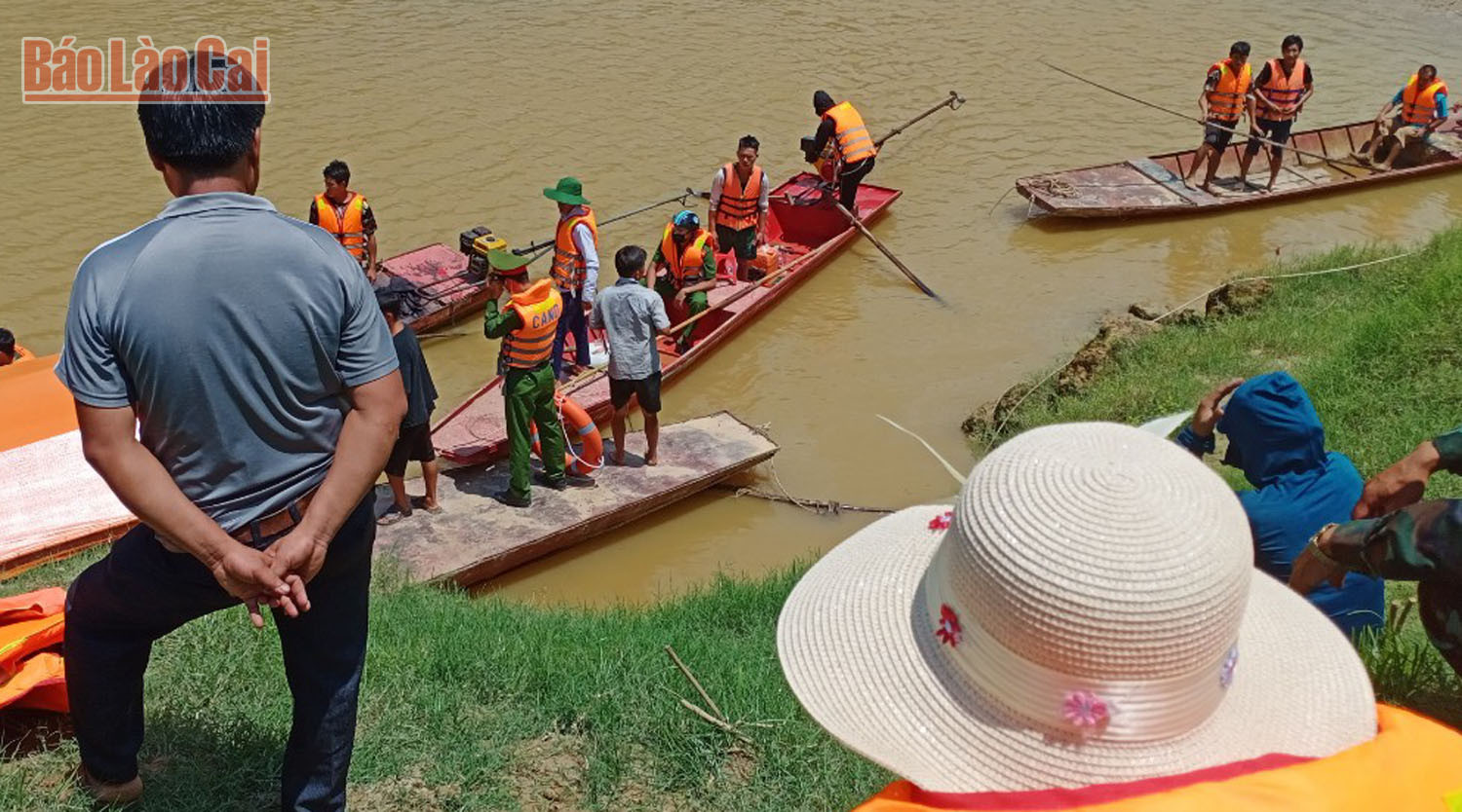 Lực lượng chức năng phối hợp tìm kiếm các nạn nhân.