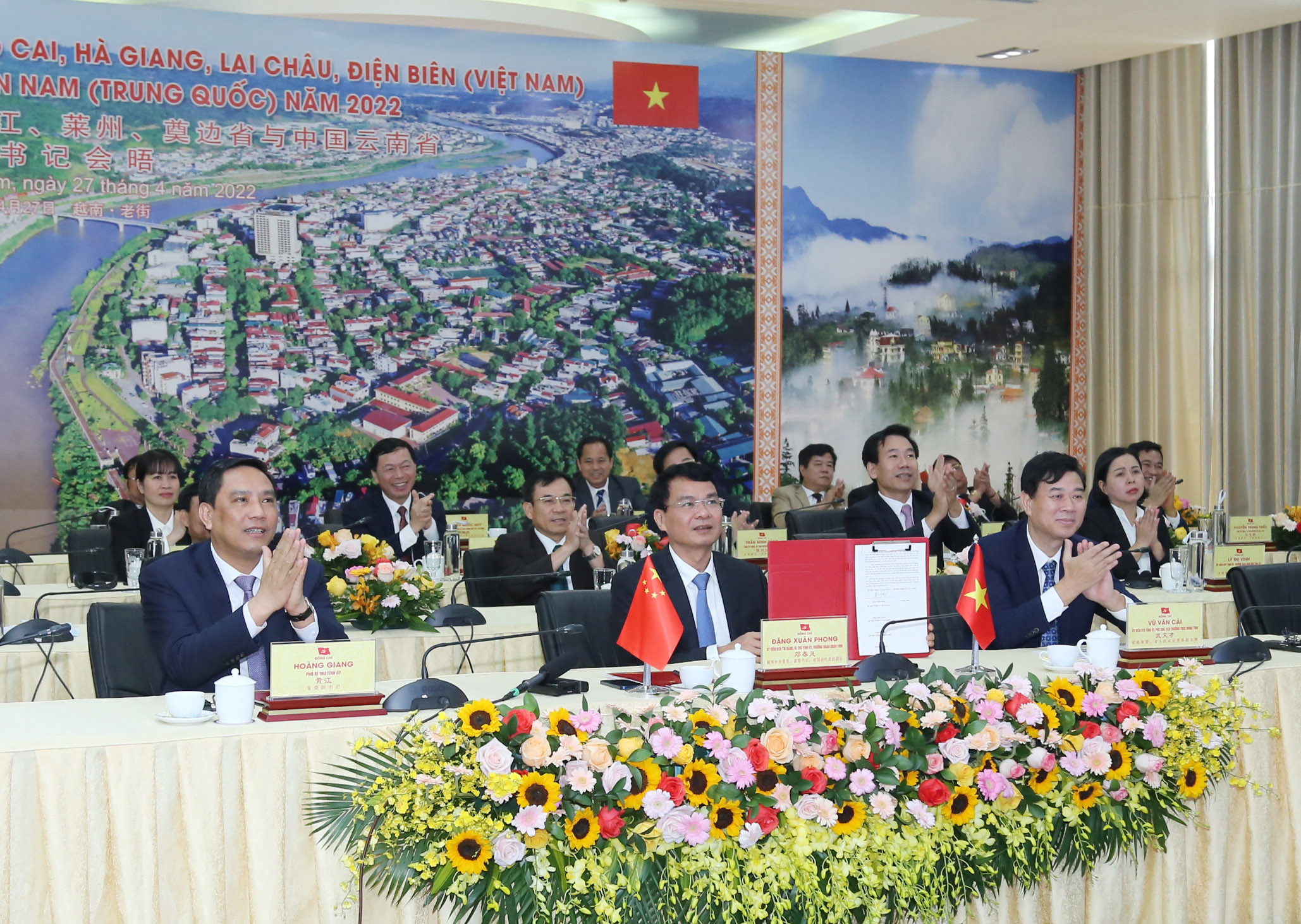 Bí thư Tỉnh ủy Đặng Xuân Phong ký biên bản trao đổi kinh nghiệm công tác xây dựng Đảng với Bí thư Tỉnh ủy Vân Nam (Trung Quốc) tháng 4/2022. Đồng chí Vũ Văn Cài, Phó Chủ tịch Thường trực HĐND tỉnh ký biên bản hợp tác với người đồng cấp tỉnh Vân Nam (Trung Quốc) vào tháng 4/2022.