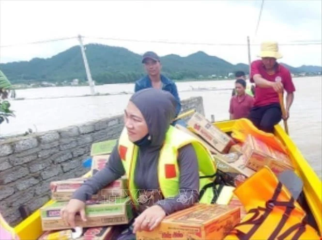 Lực lượng chính quyền xã Quỳnh Tam (huyện Quỳnh Lưu, Nghệ An) cung cấp nhu yếu phẩm, nước uống cho các hộ dân bị ngập. Lực lượng chính quyền xã Quỳnh Tam (huyện Quỳnh Lưu, Nghệ An) cung cấp nhu yếu phẩm, nước uống cho các hộ dân bị ngập.