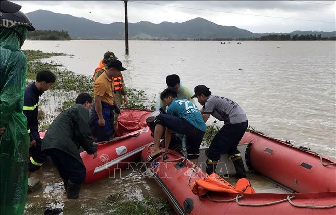 Lực lượng chức tìm kiếm thi thể nạn nhân mất tích do mưa lũ tại huyện Thanh Chương (Nghệ An). Lực lượng chức tìm kiếm thi thể nạn nhân mất tích do mưa lũ tại huyện Thanh Chương (Nghệ An).