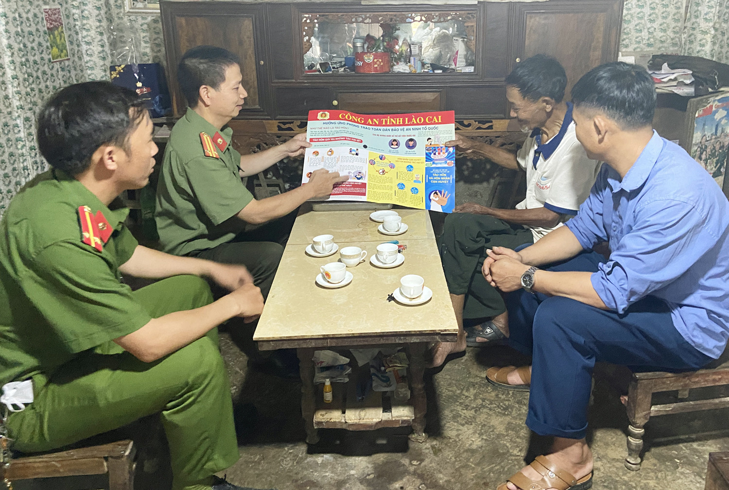 Tuyên truyền người dân tham gia bảo vệ an ninh Tổ quốc.