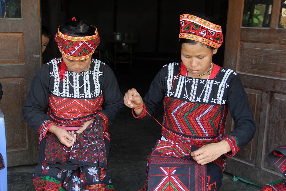 Phụ nữ Xá Phó tự tay làm trang phục truyền thống.