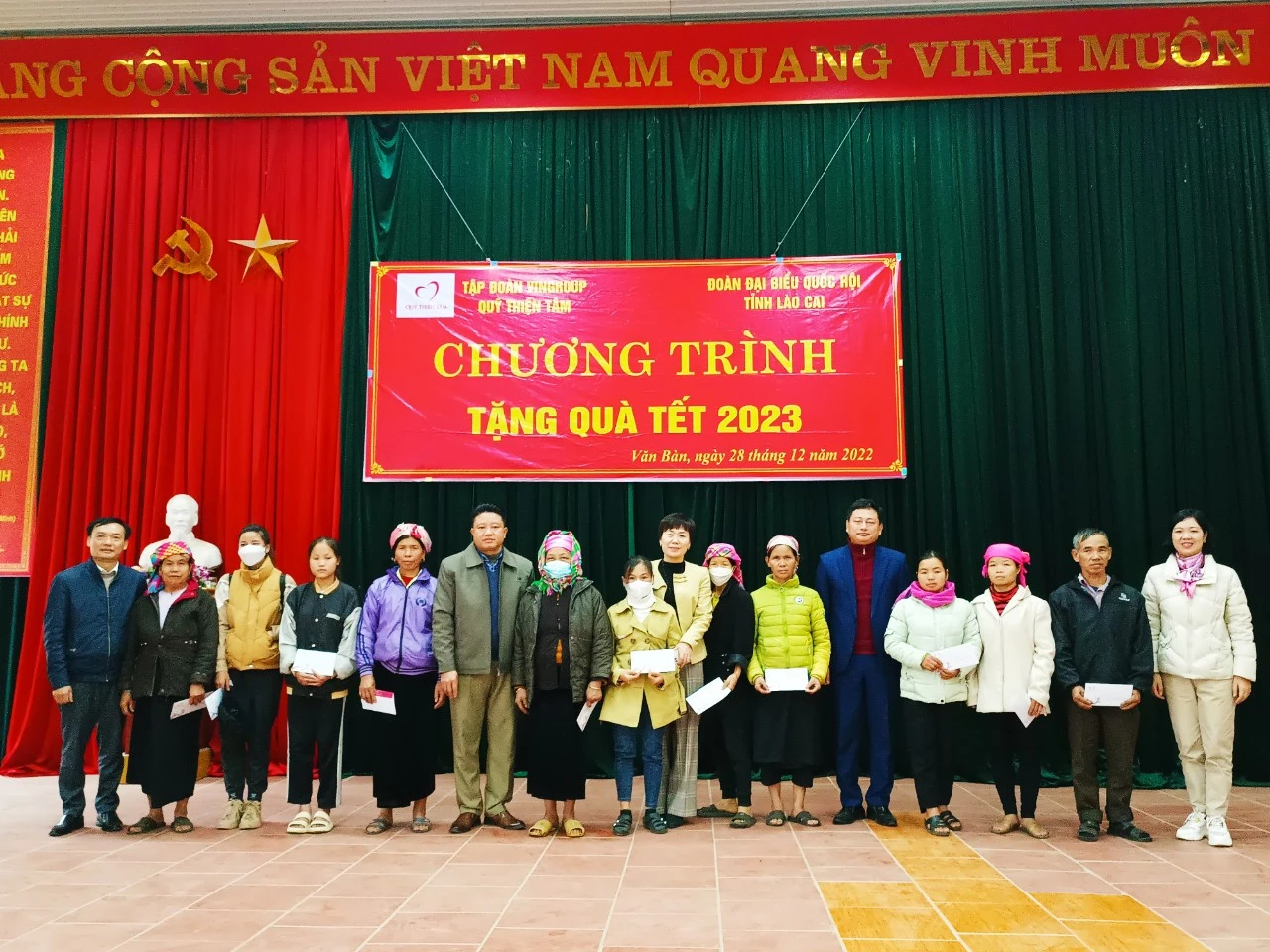 Tặng quà, thăm hỏi các hộ có hoàn cảnh khó khăn của huyện Văn Bàn.