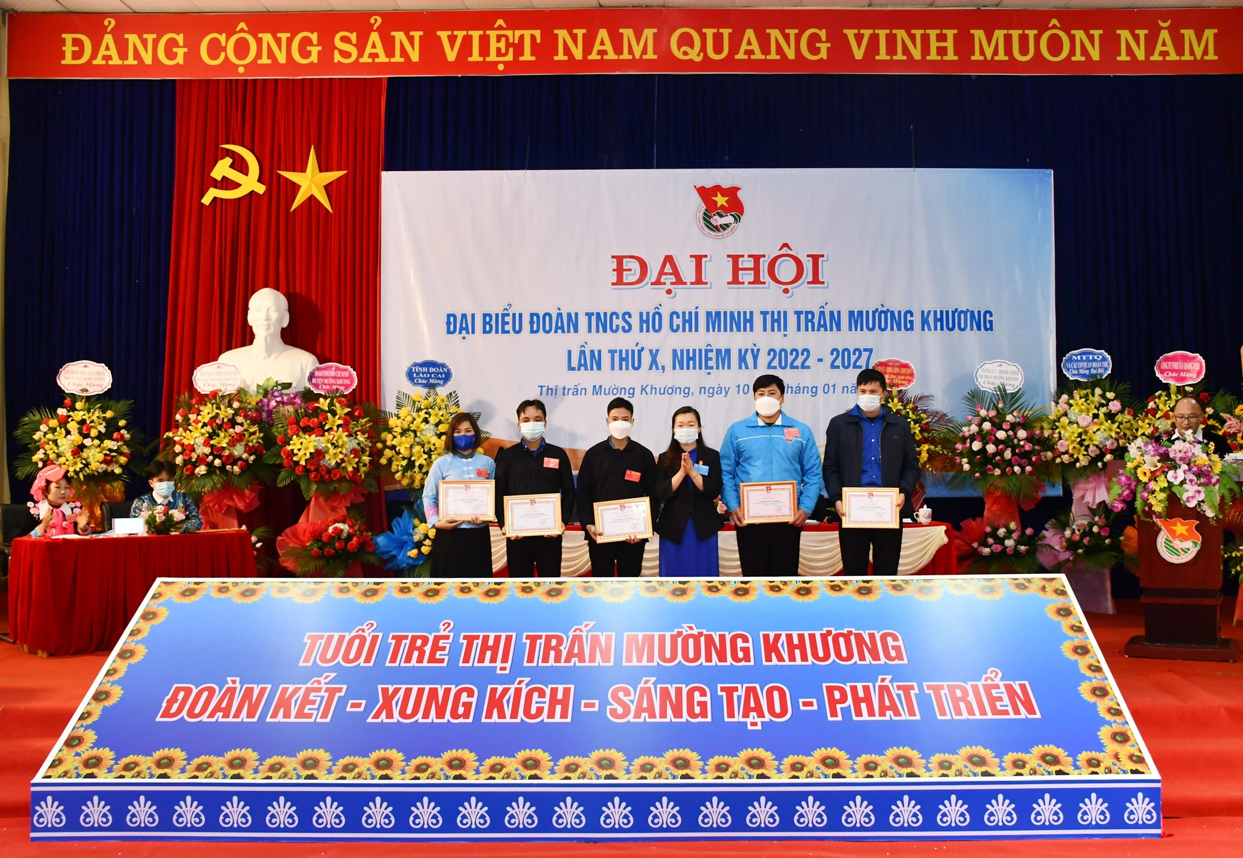 Huyện đoàn Mường Khương tặng Giấy khen cho các tập thể.