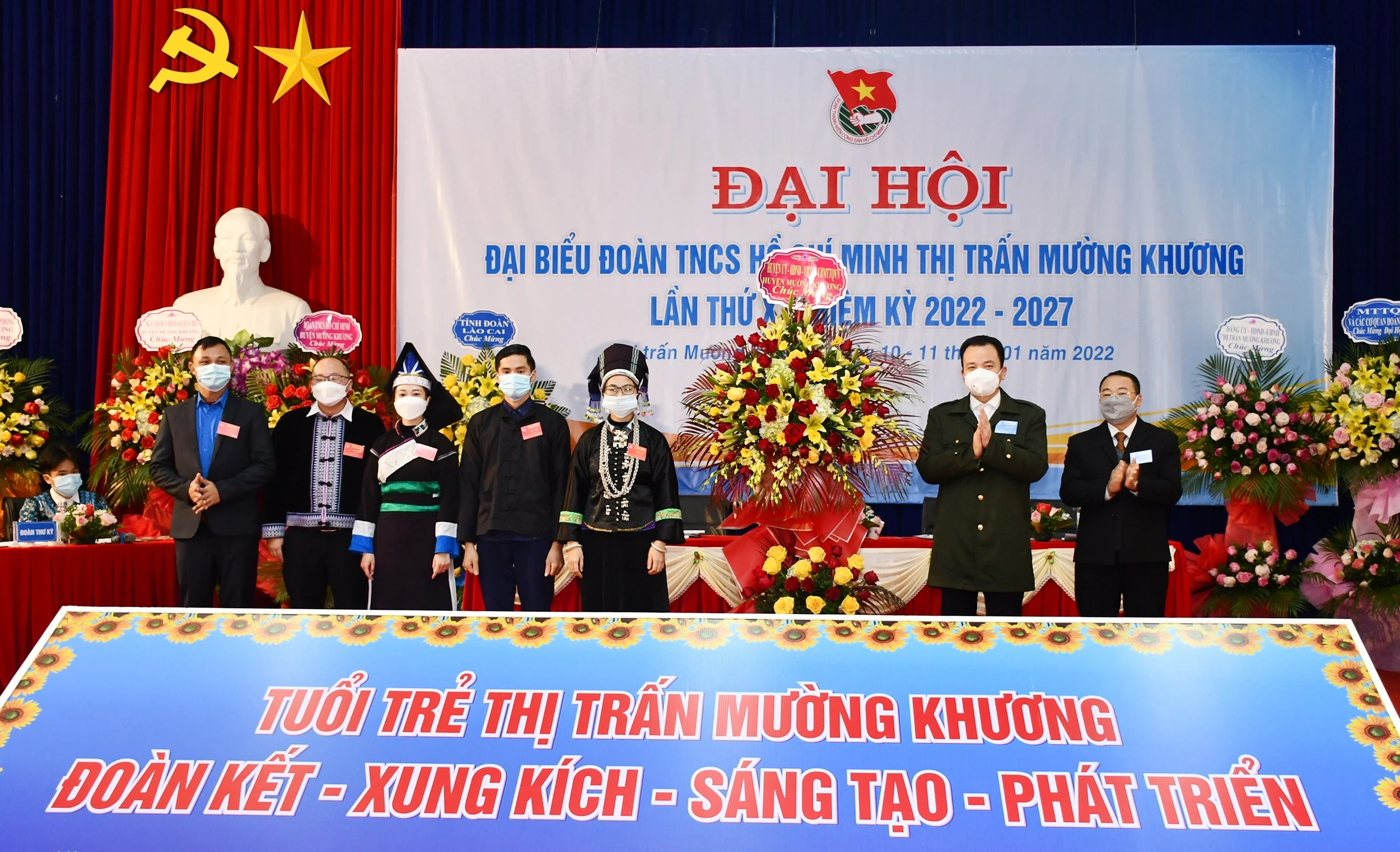 Thường trực Huyện ủy, UBND huyện Mường Khương tặng hoa chúc mừng đại hội.