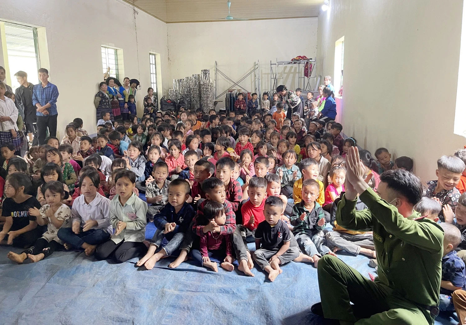 Tổ chức trò chơi cho các em học sinh.