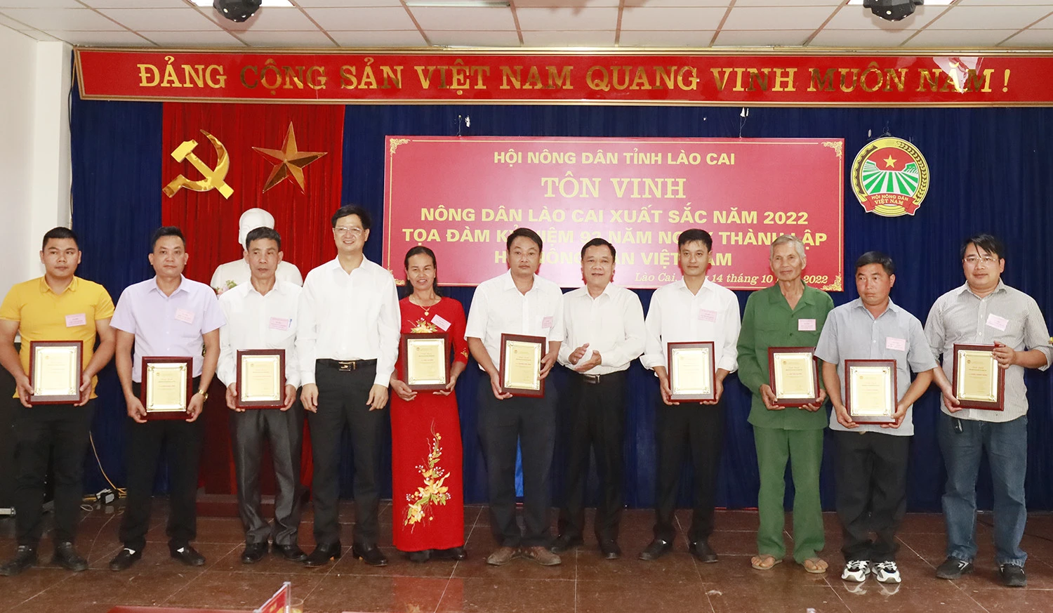 Trao chứng nhận tôn vinh “Nông dân Lào Cai xuất sắc” năm 2022.