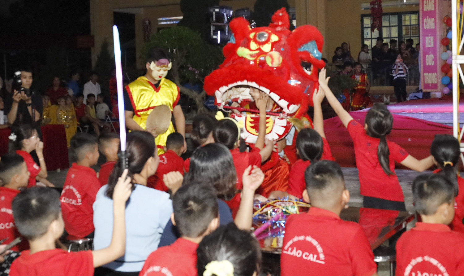 Gần 21.000 phần quà trung thu đến với trẻ em huyện Bát Xát ảnh 7 Gần 21.000 phần quà trung thu đến với trẻ em huyện Bát Xát ảnh 7