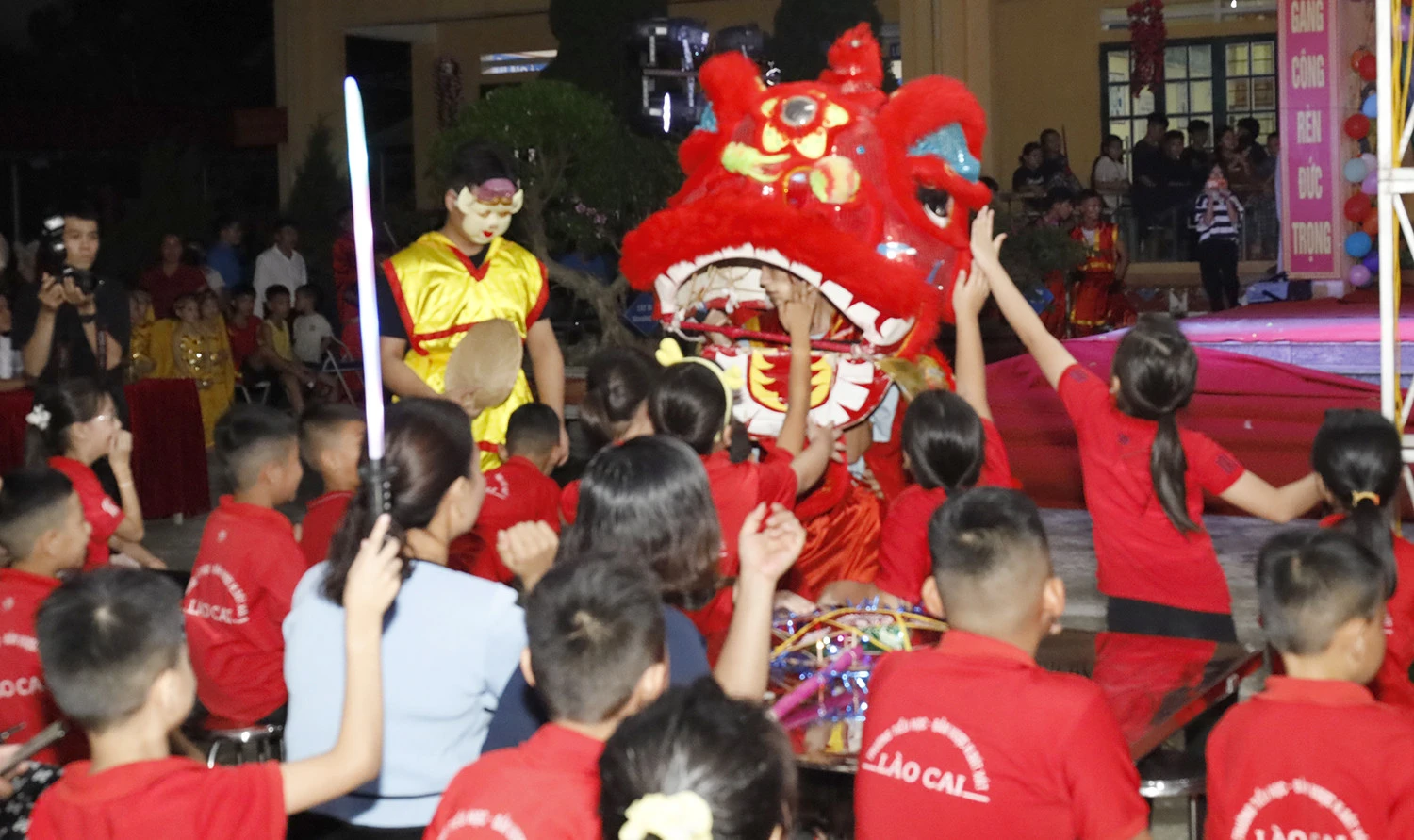 Gần 21.000 phần quà trung thu đến với trẻ em huyện Bát Xát ảnh 7