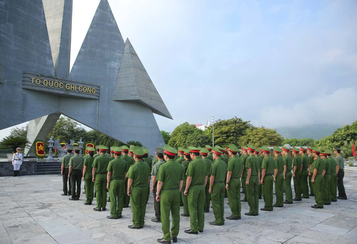 Đoàn đại biểu tham gia Hội thi Điều lệnh, bắn súng, võ thuật Công an nhân dân năm 2022 khu vực phía Bắc dâng hương các anh hùng liệt sỹ tỉnh Lào Cai ảnh 2