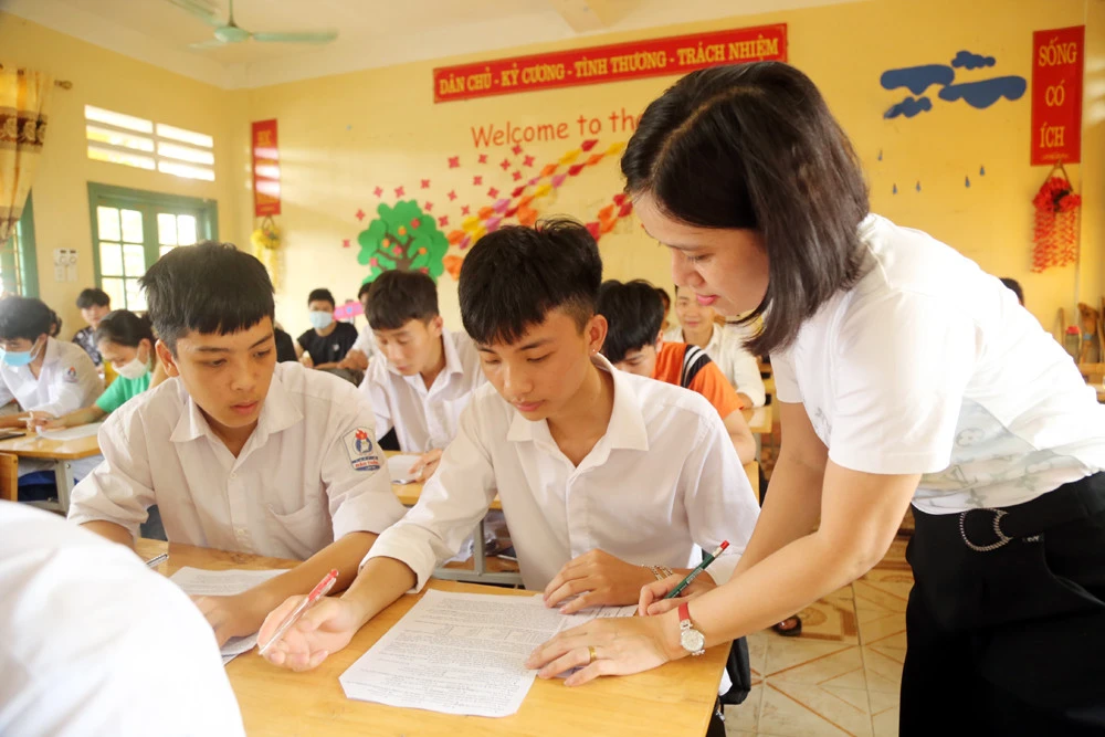 Những ngày ôn thi nước rút, các em học sinh lớp 12 dồn sức ôn tập để chuẩn bị cho kỳ thi tốt nghiệp THPT diễn ra vào ngày 7 -8/7/2022. Đây là giai đoạn thầy cô giáo giúp học sinh luyện giải các dạng đề học sinh vững vàng kiến thức và kỹ năng cần thiết. Cô giáo Trường THPT số 2 huyện Bát Xát hướng dẫn học sinh ôn thi môn Toán. Giờ ôn thi môn Lịch sử tại Trường THPT số 1 Bảo Thắng, cô và trò chống nóng bằng cách kéo rèm che và bật quạt trần. Cùng với ôn thi vào ban ngày, một số trường vùng cao tổ chức cho học sinh bán trú lên lớp ôn thi tốt nghiệp vào các buổi tối. Cô giáo Trường THCS và THPT Bát Xát lên lớp hướng dẫn học sinh ôn thi buổi tối. Tiếng Anh là môn có điểm thi thấp so với các môn, nên được các thầy cô giáo Trường THPT số 2 Mường Khương tăng cường ôn tập các dạng đề cho học sinh. Các em học sinh giúp nhau ôn bài trong giờ giải lao ngay tại sân trường. Càng gần ngày thi các sĩ tử lớp 12 càng phải thanh thủ thời gian để ôn thi nhiều hơn. Tại Trường THPT số 3 Mường Khương, các lớp đều treo biển “quyết tâm thi đỗ tốt nghiệp 100%”. Giữa những ngày hè nắng nóng, cô và trò cùng cố gắng vượt qua khó khăn để ôn thi đạt kết qua cao nhất.