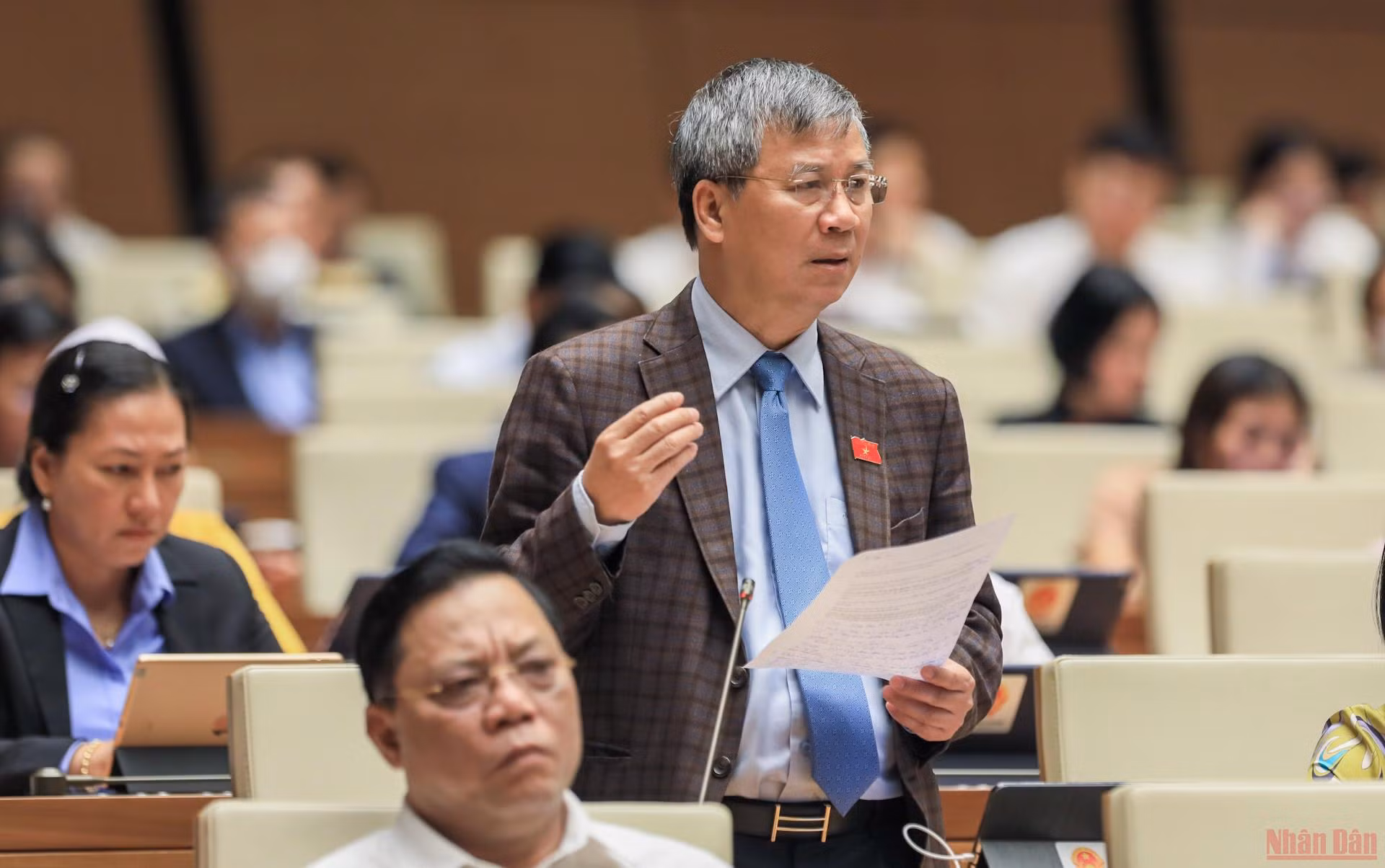 Đại biểu Nguyễn Anh Trí (Hà Nội) phát biểu thảo luận tại hội trường.