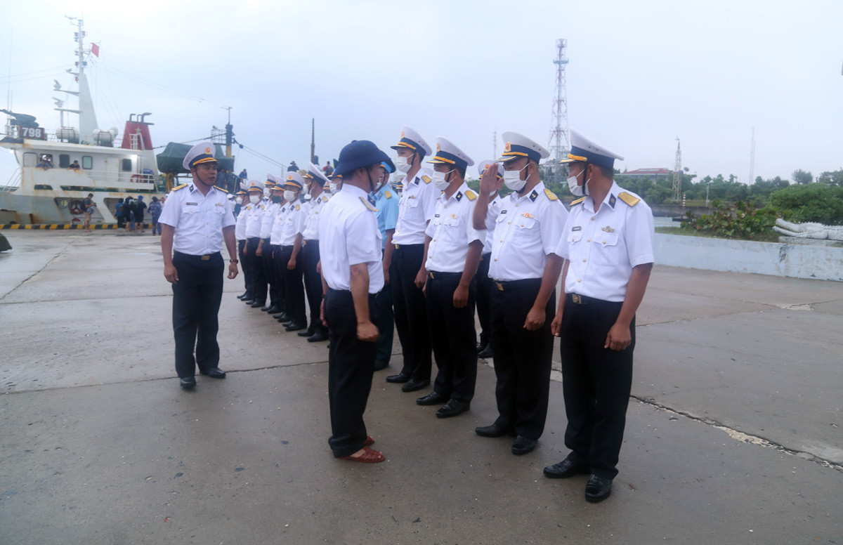 Cán bộ, chiến sỹ đảo Song Tử Tây thực hiện nghi thức đón đoàn công tác của Lữ đoàn 146 lên thăm và chúc tết đảo.