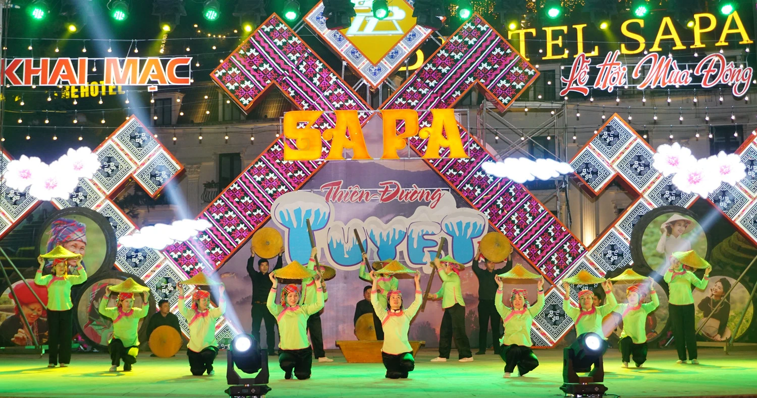 Tiết mục múa giã cốm của đội văn nghệ xã Tả Van.