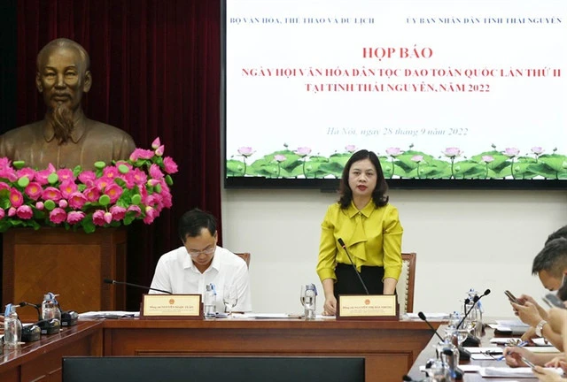 Bà Nguyễn Thị Hải Nhung và ông Nguyễn Ngọc Tuân chủ trì họp báo.