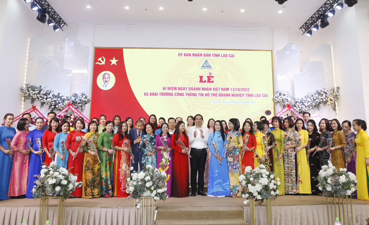 UBND tỉnh gặp mặt kỷ niệm ngày Doanh nhân Việt Nam và tôn vinh doanh nhân điển hình ảnh 15