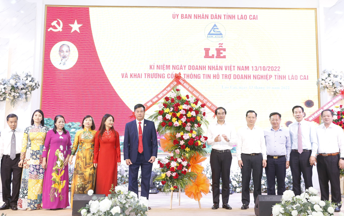 UBND tỉnh gặp mặt kỷ niệm ngày Doanh nhân Việt Nam và tôn vinh doanh nhân điển hình ảnh 4