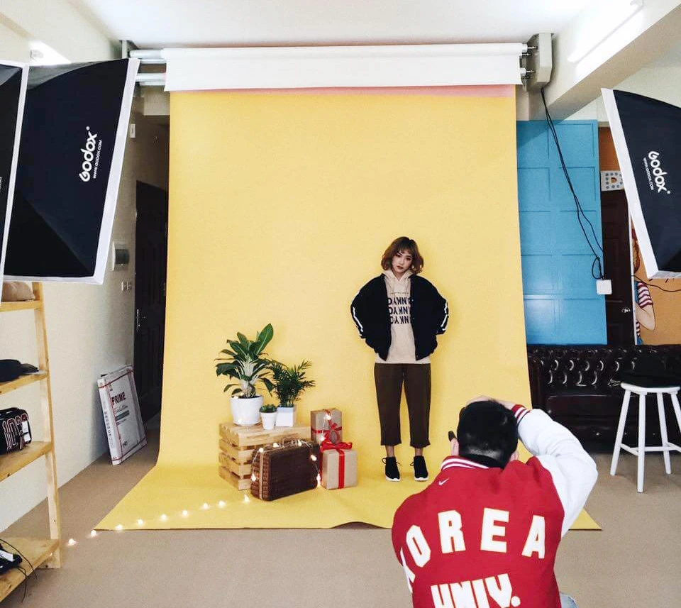 Một buổi chụp beauty trong studio nhỏ.