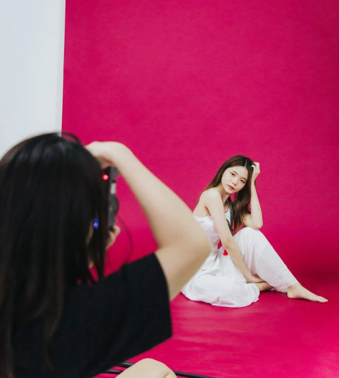 Một buổi chụp beauty trong studio nhỏ.