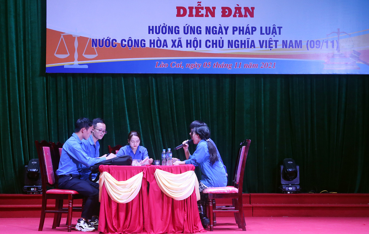 Diễn tiểu phẩm “Nói không với ma túy” của sinh viên Trường Cao đẳng Lào Cai tại ngày Pháp luật Việt Nam.