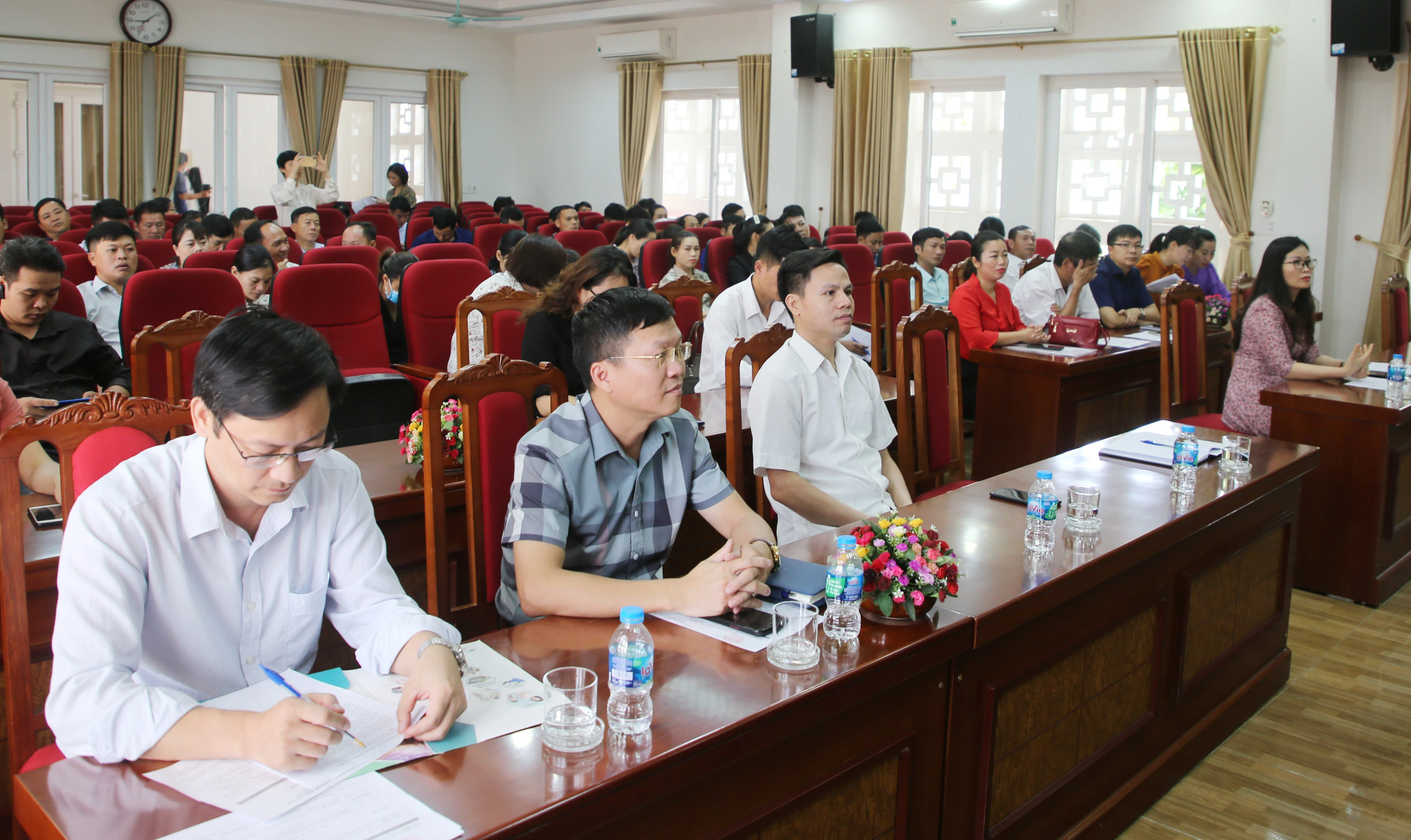 Đại biểu dự hội nghị. Các đại biểu cập nhật chuyên đề tại hội nghị.