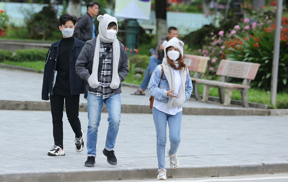 Du khách thích thú trải nghiệm ngày rét lạnh giữa mùa hè ở Sa Pa ảnh 7