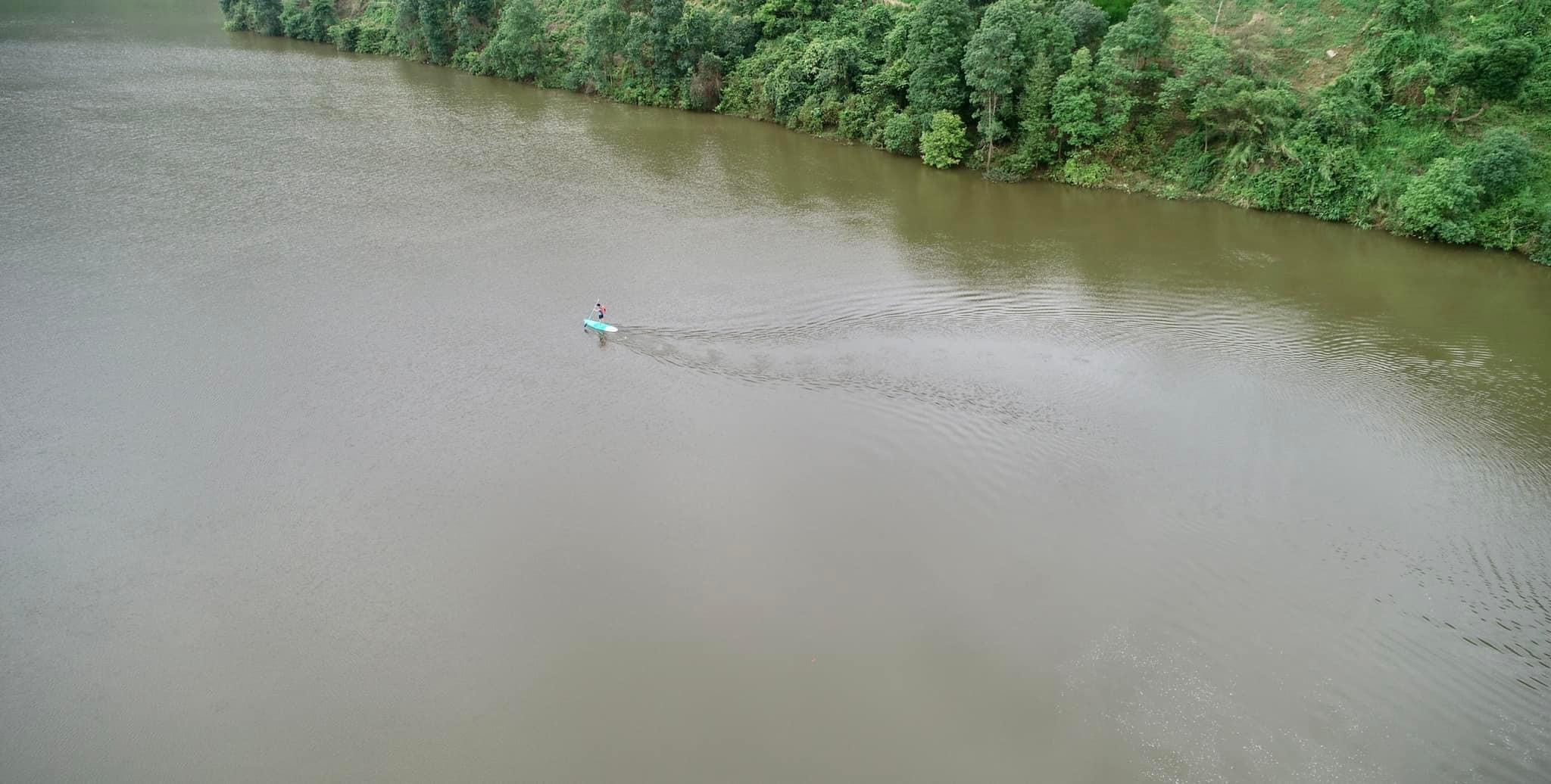 Chèo SUP giữa lòng hồ thủy điện Mường Hum. Chèo SUP giữa lòng hồ thủy điện Mường Hum.