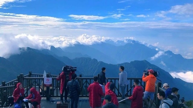 Đỉnh Fansipan - Khu du lịch Cáp treo cũng được lựa chọn làm bối cảnh của bộ phim. Đỉnh Fansipan - Khu du lịch Cáp treo cũng được lựa chọn làm bối cảnh của bộ phim.