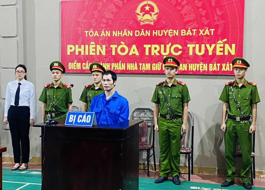 Phiên tòa kết nối với điểm cầu nhà tạm giữ Công an huyện Bát Xát.