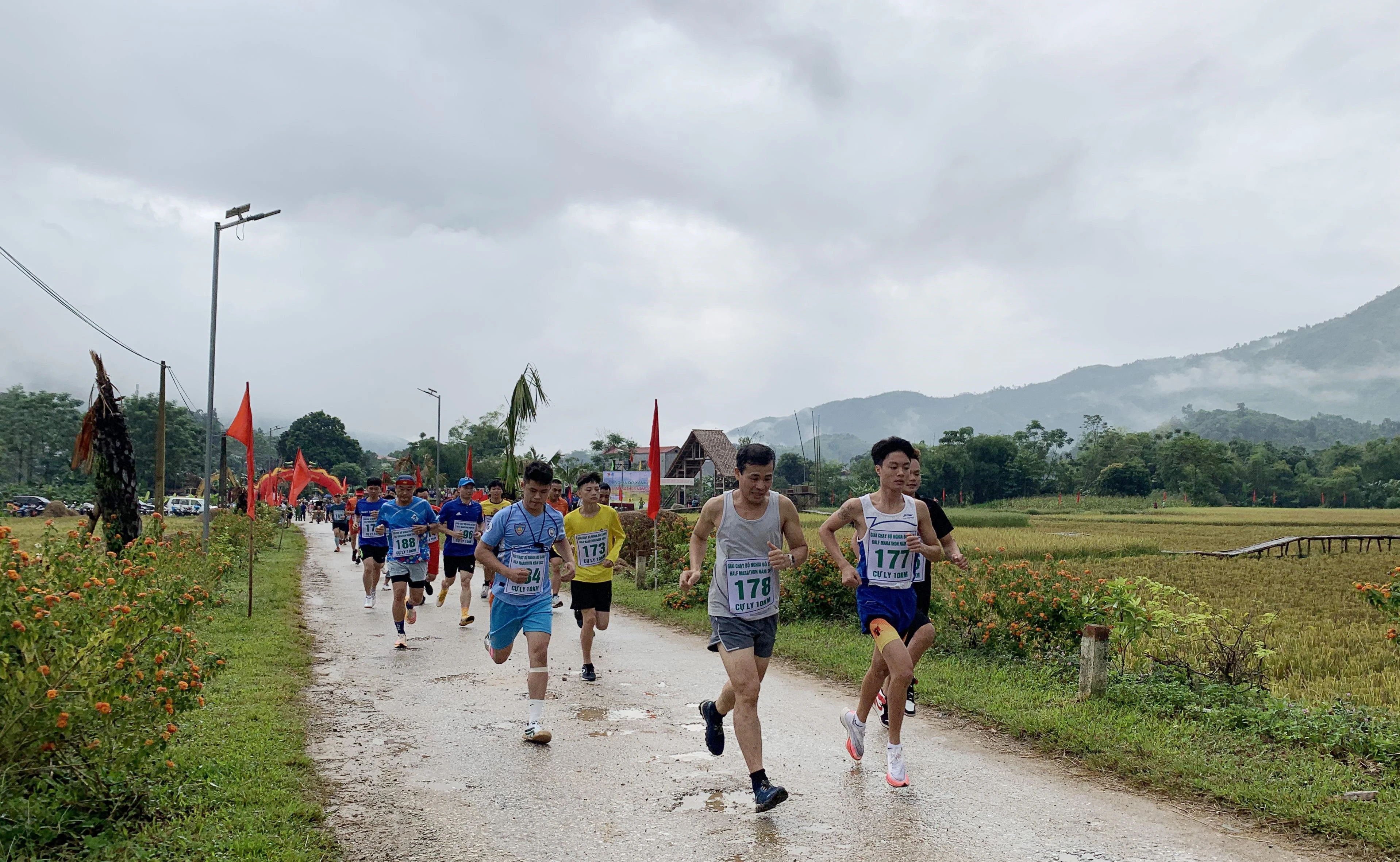 Gần 300 vận động viên tham gia giải chạy.