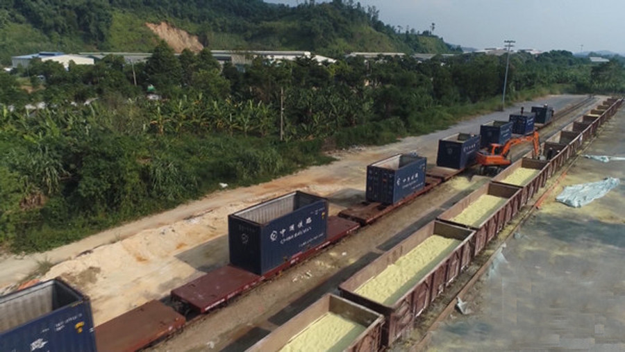 Năng lực vận chuyển hàng hóa xuất - nhập khẩu bằng đường sắt còn hạn chế do khổ đường hẹp. Ảnh: Trung Kiên Năng lực vận chuyển hàng hóa xuất - nhập khẩu bằng đường sắt còn hạn chế do khổ đường hẹp. Ảnh: Trung Kiên