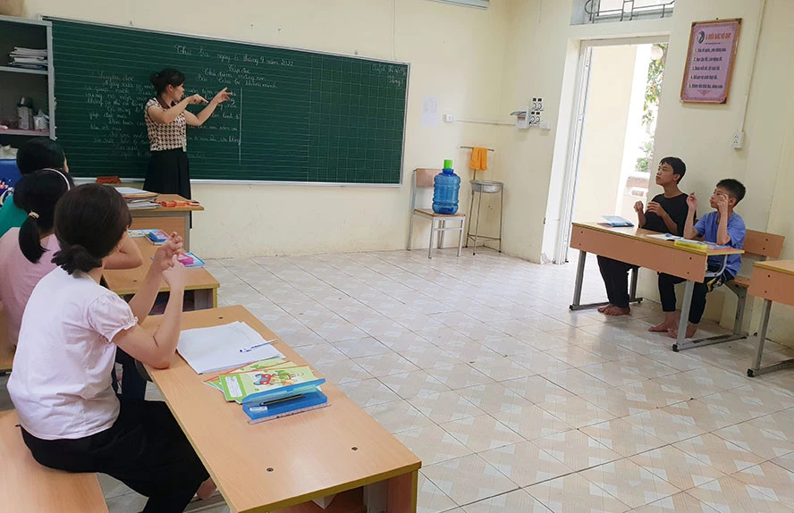 Một giờ học của học sinh khiếm thính tại Trung tâm Nuôi dưỡng trẻ khuyết tật Hà Nội.