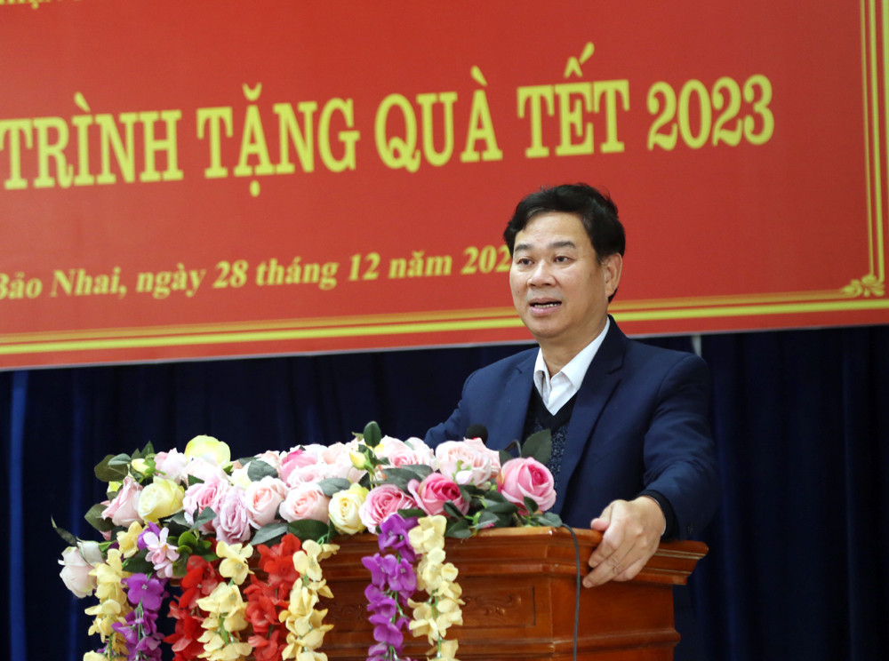 Đồng chí Vũ Văn Cài, Phó Chủ tịch Thường trực HĐND tỉnh phát biểu tại chương trình tặng quà tết.