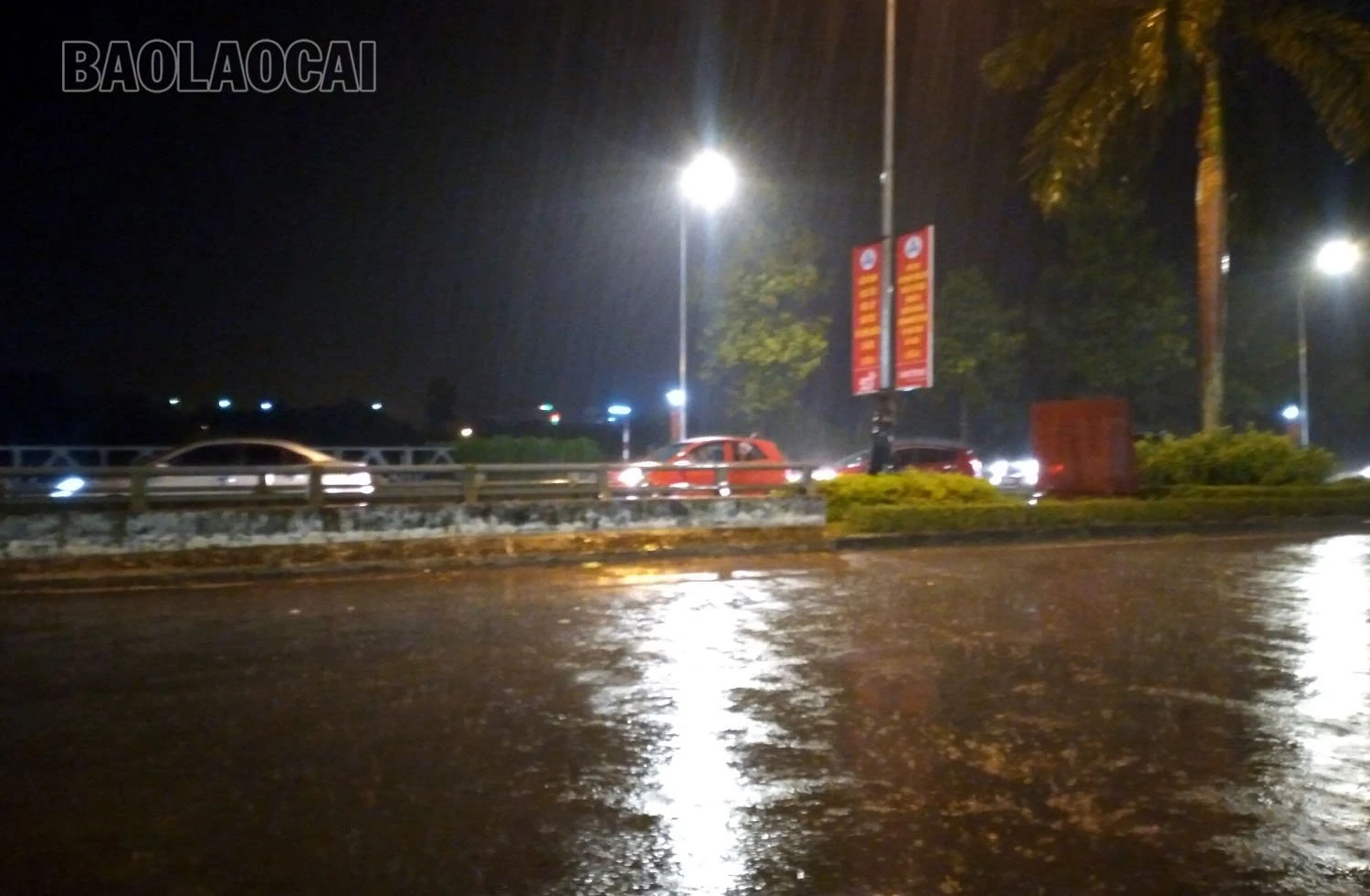 Mưa lớn, nhiều tuyến đường ở thành phố Lào Cai ngập sâu trong nước ảnh 14