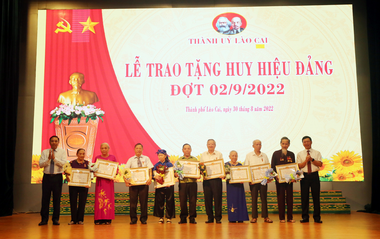 Phó Bí thư Tỉnh ủy Hoàng Giang dự lễ trao tặng Huy hiệu Đảng đợt 2/9 cho 93 đảng viên tại Thành ủy Lào Cai ảnh 4