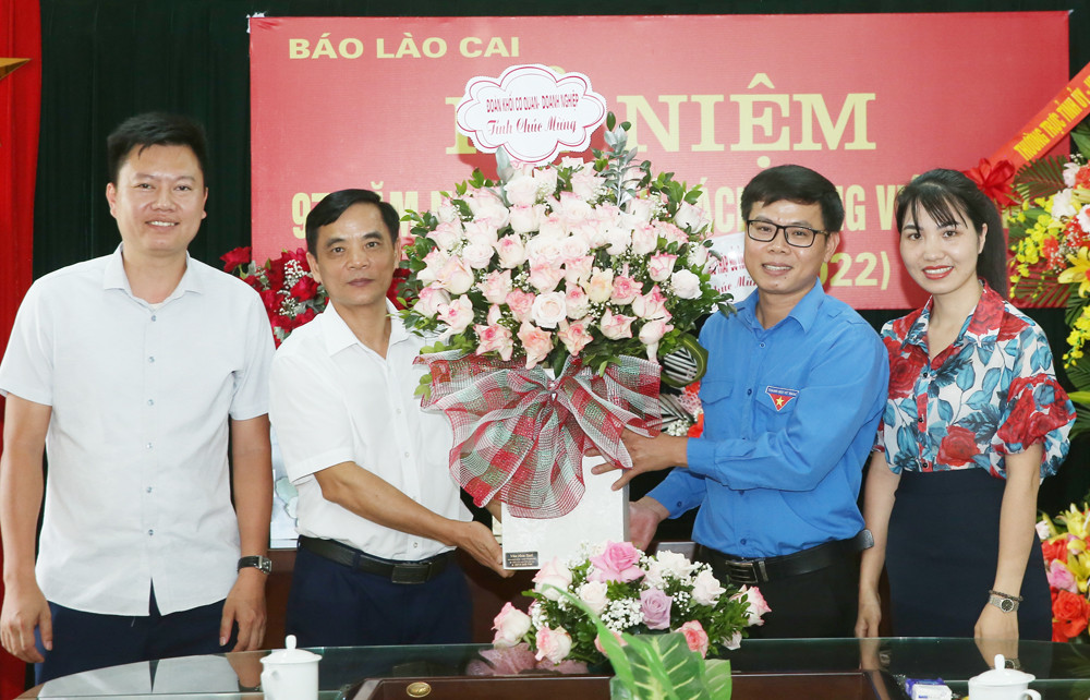 Các cơ quan, đơn vị, địa phương chúc mừng Báo Lào Cai nhân 97 năm Ngày Báo chí cách mạng Việt Nam ảnh 27