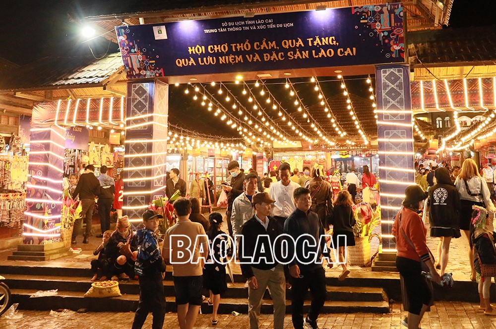 Du khách trải nghiệm không gian Hội chợ thổ cẩm.