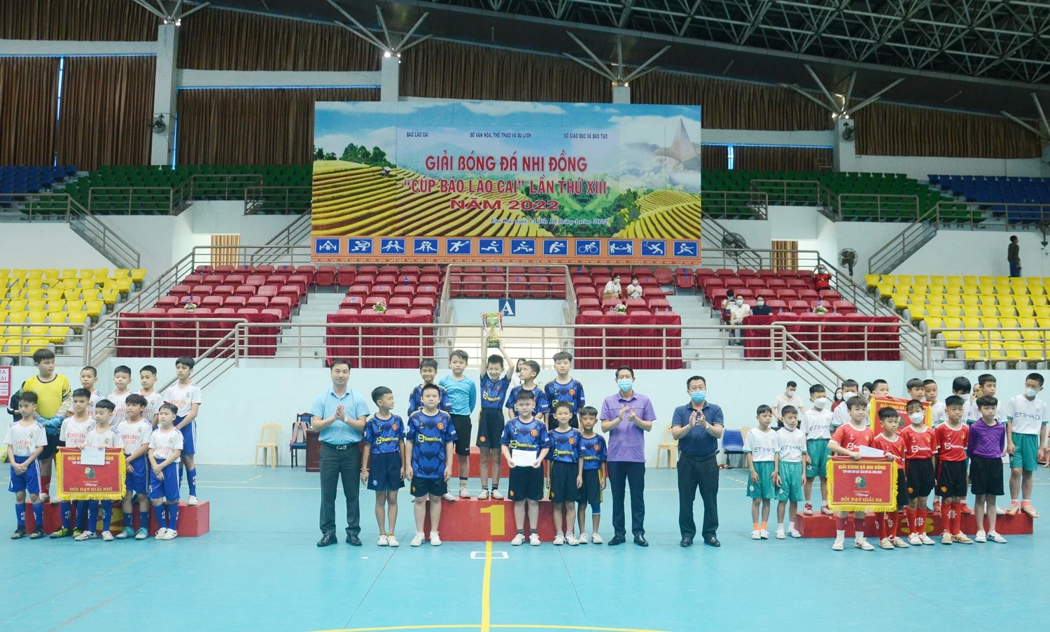 Trao giải thưởng cho các đội bóng xuất sắc. Trao giải Phong cách cho đội bóng Trường Tiểu học thị trấn Tằng Loỏng (huyện Bảo Thắng). Trao giải cầu thủ ghi nhiều bàn thắng và thủ môn xuất sắc nhất giải.