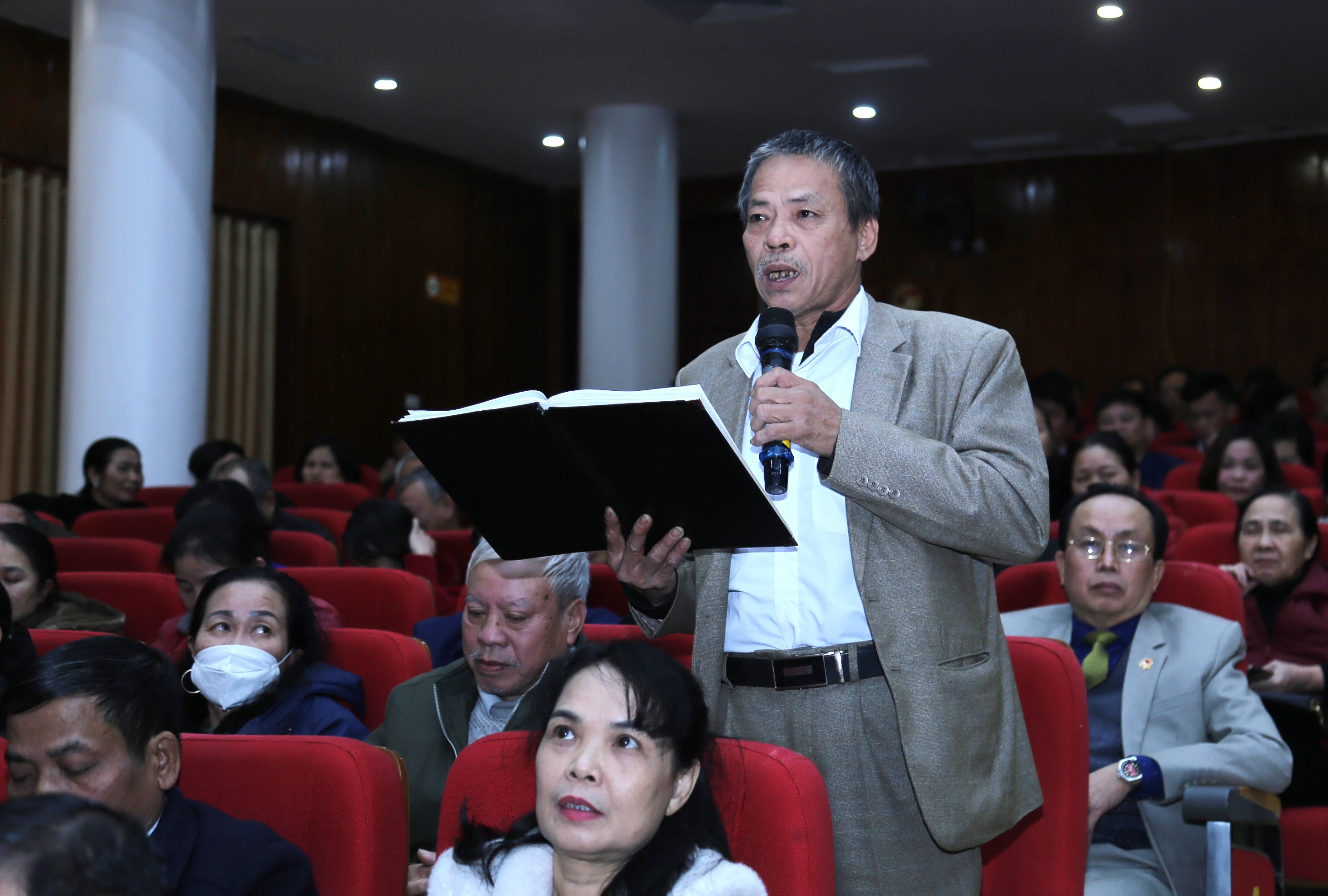 Đại biểu kiển nghị về nhà ở.