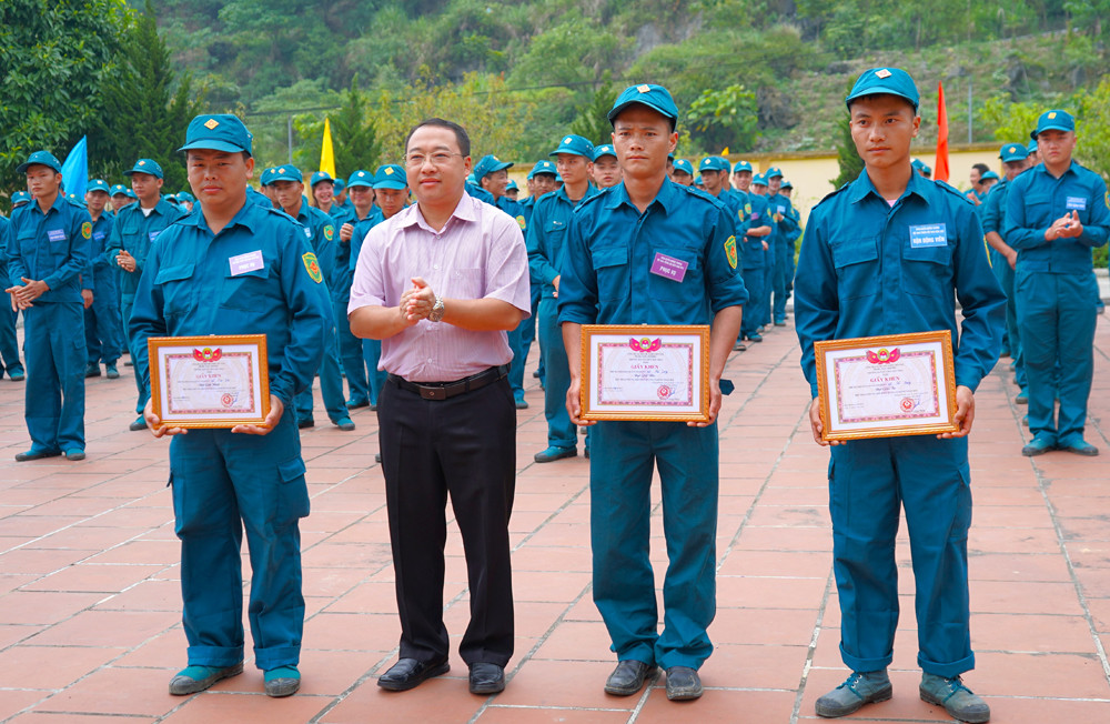 Tặng Giấy khen cho các tập thể có thành tích xuất sắc tại Hội thao.